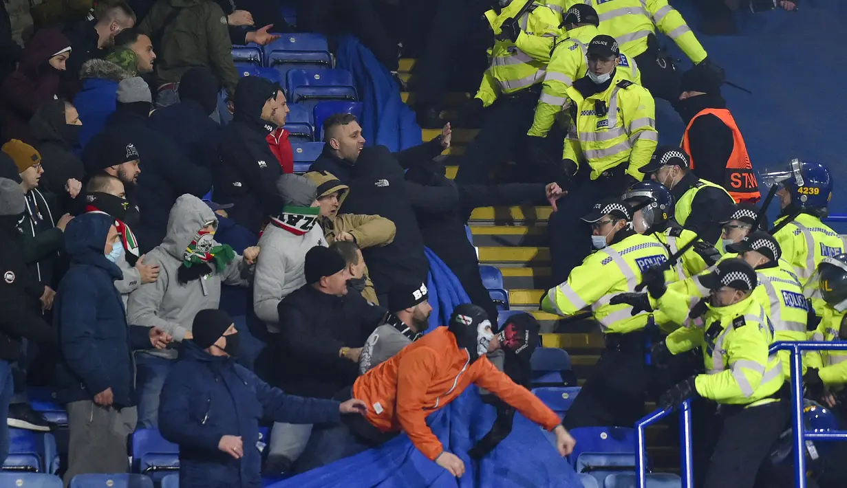 Sebuah perkelahian pun pecah antara spuporter Leiga Warsawa dan petugas kepolisian. Kejadian tersebut berlangsung selama sekitar 10 menit. (AP/Rui Vieira)