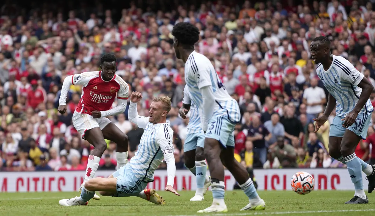 Pemain Arsenal, Eddie Nketiah (kiri), menendang bola yang membuahkan gol ke gawang Nottingham Forest di pekan pertama Premier League 2023/2024 yang berlangsung di Emirates Stadium, Sabtu (12/8/2023) malam WIB. (AP Photo/Kirsty Wigglesworth)