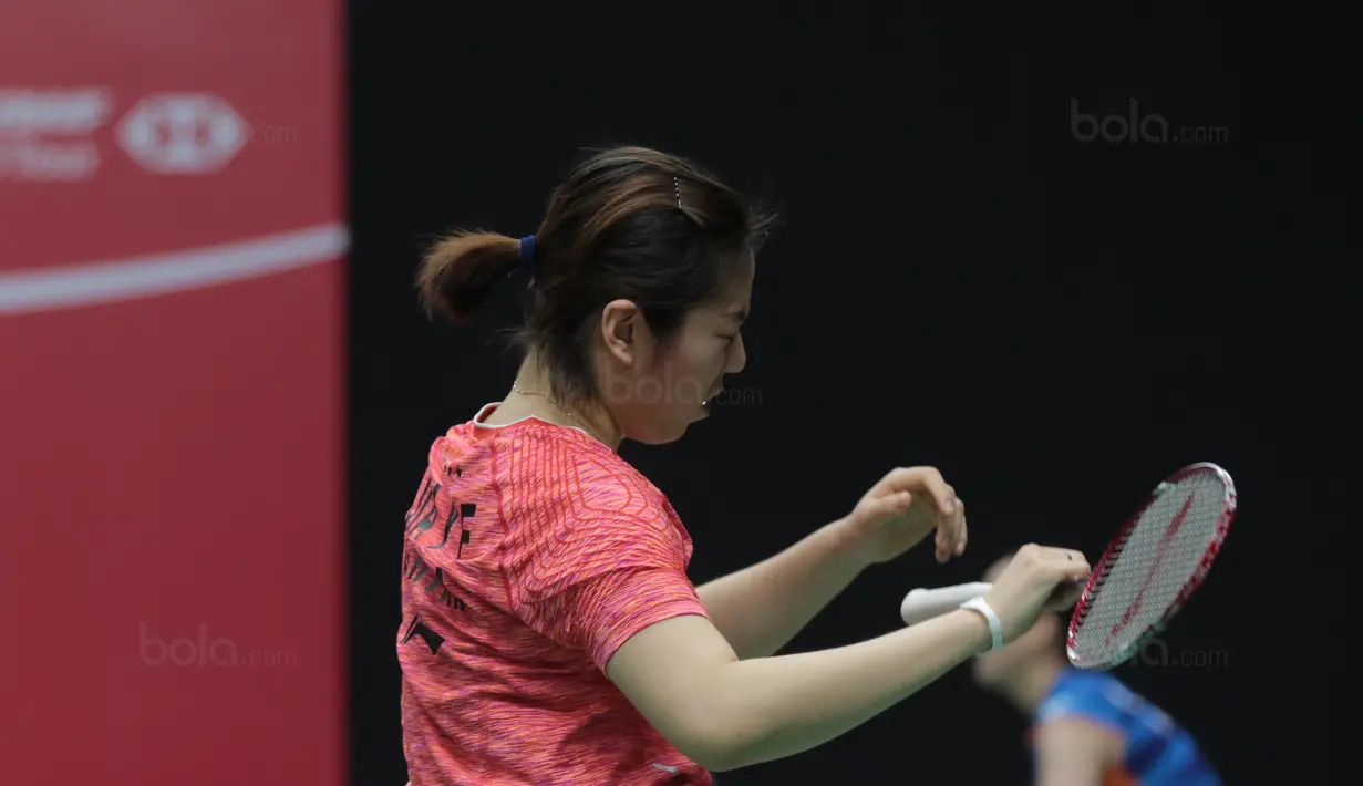 Ekspresi pebulutangkis China, Jia Yifan saat gagal mengembalikan kok saat melawan Della Haris dan Rizki Amelia pada babak kedua Daihatsu Indonesia Master 2018 di Istora Senayan, Kamis (25/1/2018).