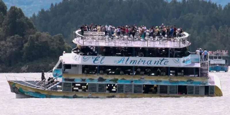 Kapal Penumpang Tenggelam di Kolombia