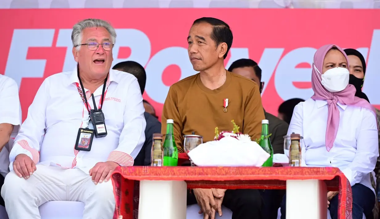 Presiden Joko Widodo atau Jokowi (tengah) bersama Ibu Negara Iriana (kanan) saat menyaksikan ajang balap perahu F1H2O/Powerboat di Pelabuhan Muliaraja Napitupulu Balige, Kabupaten Toba, Provinsi Sumatra Utara, Minggu (26/2/2023). Seri di Danau Toba tersebut merupakan seri pertama kompetisi perahu balap kursi tunggal musim 2023. (Foto: Muchlis Jr - Biro Pers Sekretariat Presiden)