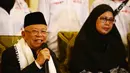 Calon wakil presiden nomor urut 01 Ma'ruf Amin (kiri) saat ngobrol santai bareng wartawan di rumahnya, Jakarta, Kamis (6/12). Ma'ruf juga menepis badannya semakin kurus karena sakit. (Merdeka.com/Imam Buhori)