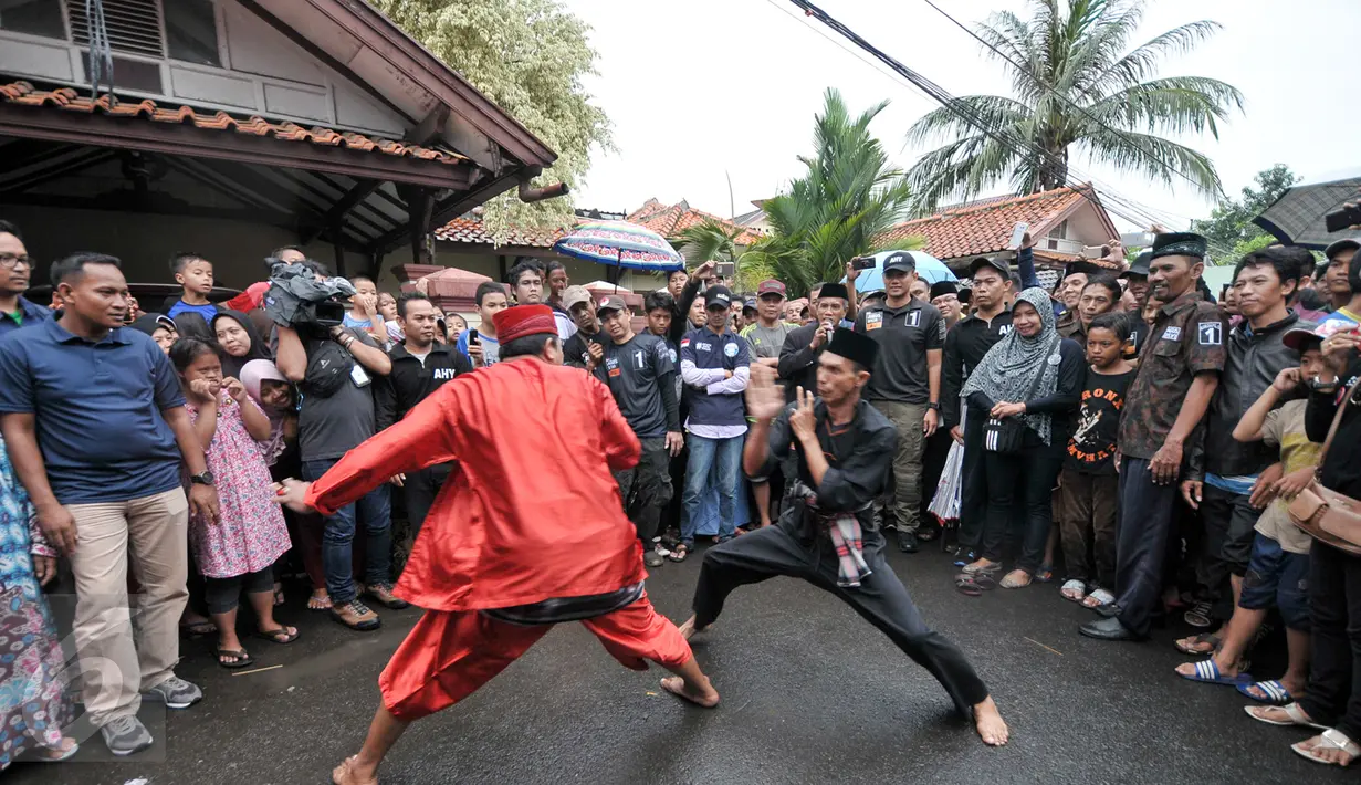 Jawara Betawi Palang Pintu saat menyambut kedatangan Calon Gubernur DKI Jakarta, Agus Harimurti Yudhoyono melihat tempat produksi tahu di kawasan Tegal Parang, Mampang Prapatan, Jakarta Selatan, Rabu (14/12). (Liputan6.com/Yoppy Renato)