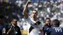 Zlatan Ibrahimovic memberikan salam kepada fans usai laga melawan Los Angeles FC pada laga Major League Socccer di StubHub Center,  California, (31/3/2018). LA Galaxy menang 4-3. (AP/Jae C. Hong)