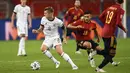 Gelandang Jerman Toni Kroos membawa bola dari kawalan gelandang Spanyol Oscar Rodriguez pada pertandingan UEFA Nations League di Stuttgart, Jerman (3/9/2020). Jerman bermain imbang 1-1 atas Spanyol. (AFP Photo/Thomas Kienzle)