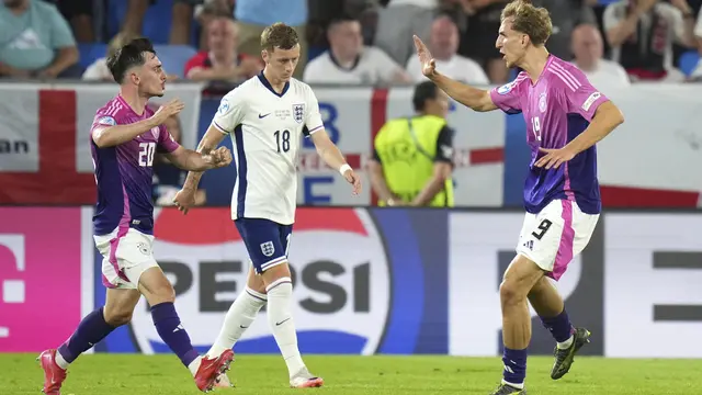 Nelson Weiper dari Jerman berselebrasi dengan Paul Nebel