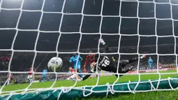 Kemenangan ini memebuat Napoli kian kukuh di puncak klasemen sementara dengan 25 poin dari 10 laga, sementara AC Milan harus tertahan di peringkat ke-8 klasemen sementara Serie A 2024/2025.  (AP Photo/Luca Bruno)