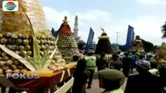 Upacara diawali dengan mengarak gunungan hasil bumi keliling Kota Banjarnegara. 