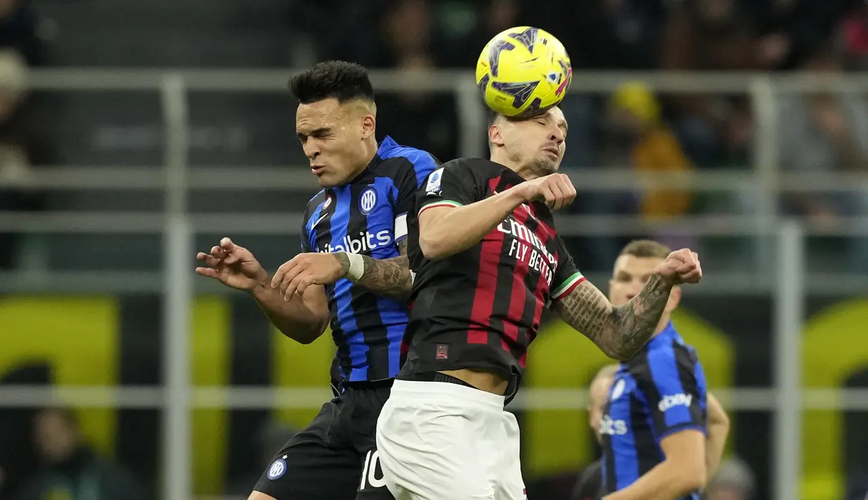 Gelandang AC Milan Rade Krunic berbeut bola dengan penyerang Inter Milan Lautaro Martinez alam laga pekan ke-21 Liga Italia 2022/2023 di Giuseppe Meazza, Senin dini hari WIB (6/2/2023). Sedangkan posisi Milan semakin melorot ke posisi enam dengan 38 poin. (AP Photo/Antonio Calanni)