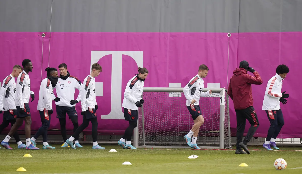 Pada leg pertama, Bayern nyaris kalah di Austria. Tertinggal oleh gol Junior Chukwubuike Adamu menit 21. Untung Kingsley Coman mencetak gol pada menit 90 yang menghindarkan Die Roten dari kekalahan. (AP/Matthias Schrader)