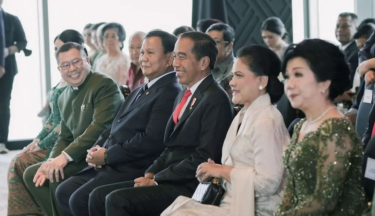 "Terimakasih sebesar-besarnya kepada Bapak Presiden Joko Widodo beserta ibu dan Bapak Prabowo Subianto yang telah menjadi saksi dalam acara catatan sipil saya dan Valen. Kiranya Tuhan selalu memberkati🙏," tulis Kevin [Instagram/valenciatanoe]