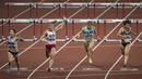 Pelari Indonesia, Emilia Nova, saat berlaga pada nomor 100 meter lari gawang Asian Games di SUGBK, Jakarta, Minggu (26/8/2018). Emilia Nova berhasil menyabet medali perak setelah membukukan waktu 13,33 detik. (Bola.com/Vitalis Yogi Trisna)