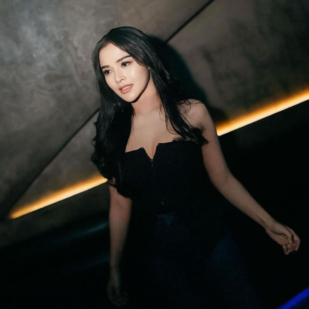 7 Potret Memikat Bella Bonita dalam Balutan Outfit Hitam Jadi Sorotan Netizen