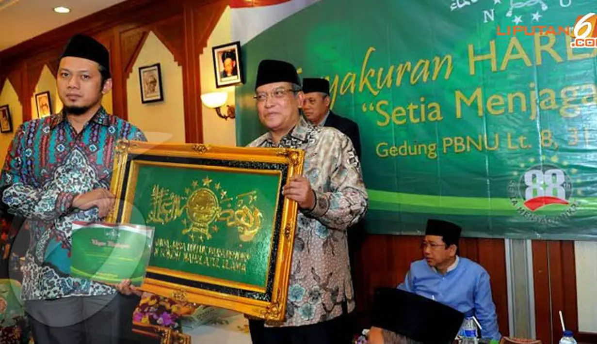 Sebuah kaligrafi bertulisakan Nadlatul Ulama diberikan panitia kepada Ketua PNBU Said Agil Siraj (Liputan6.com/Faisal R Syam).