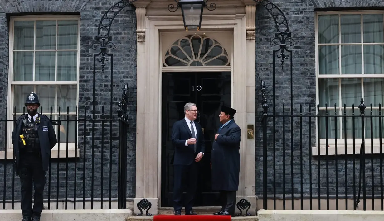 Keduanya sempat bersalaman dan berpose sebentar sebelum masuk ke dalam Downing Street. (Foto: No10 Downing Street/Kantor PM Inggris)