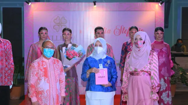 Cantiknya Batik Koleksi Terbaru dengan Nuansa Pink dan Bermotif Floral Rancangan Nadia Stefanie