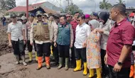Ketua Umum Palang Merah Indonesia (PMI), Jusuf Kalla (JK), meninjau langsung lokasi bencana banjir bandang lahar dingin di Kabupaten Agam dan Kabupaten Tanah Datar, Sumatera Barat, Selasa, (14/5/2024). (Foto: Humas PMI).