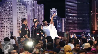 Ketiga pasang Cagub DKI Jakarta Agus Harimurti Yudhoyono-Sylviana, Basuki T Purnama-Djarot Saiful Hidayat, dan Anies Baswedan-Sandiaga Uno berselfie bersama usai debat perdana Cagub DKI-Jakarta, Jumat (13/1). (Liputan6.com/Faizal Fanani)