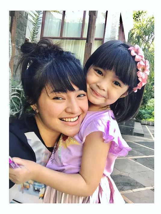 Meski hak asuh ditangan mantan suaminya, Marshanda dibebaskan untuk bertemu kapan saja dengan  buah hatinya, Sienna Ameerah Kasyafani. Beberapa kali, Marshanda bersama putrinya, kumpul bersama Ben dan istri barunya. (Instagram/marshanda99)