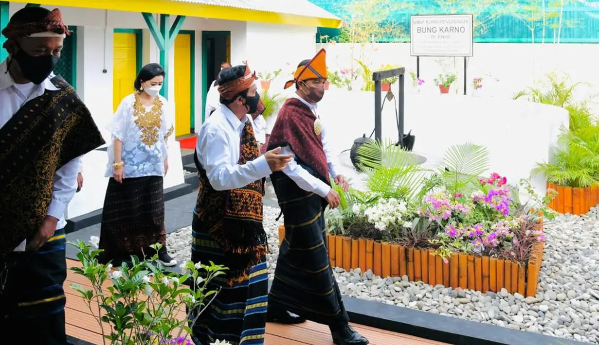 <p>Presiden Joko Widodo saat mengunjungi Rumah Pengasingan Bung Karno di Kabupaten Ende, Provinsi Nusa Tenggara Timur (NTT), Rabu (1/6/2022). Sebelumnya, Presiden Jokowi memimpin Upacara Hari Lahir Pancasila di Lapangan Pancasila Kabupaten Ende, Nusa Tenggara Timur (NTT). (Biro Pers Sekretariat Presiden)</p>