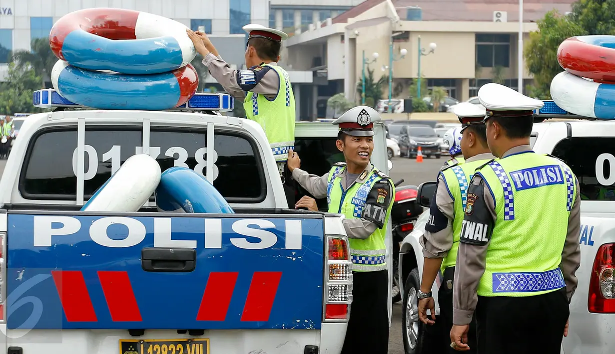 Petugas mempersiapkan sejumlah perlengkapan yang digunakan oleh Direktorat Lalu Lintas Polda Metro Jaya yang tergabung dalam Satgas Banjir 2015, saat apel kesiapan banjir di Mapolda Metro Jaya, Jakarta, Selasa (10/11). (Liputan6.com/Yoppy Renato)