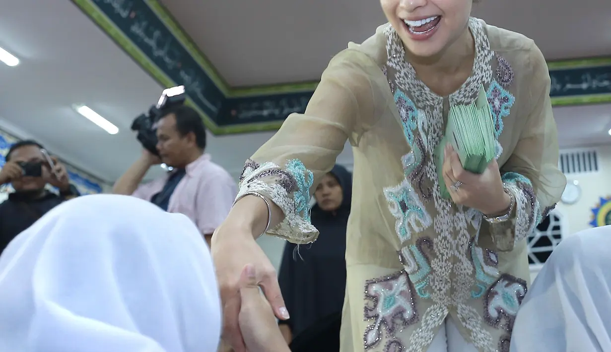 Saat hari bahagianya itu, pesinetron Putri Yang Ditukar itu tidak didampingi kekasihnya, Tutde Suarsana (Tutde). Nikita mengaku telah mendapatkan kado istimewa dari kekasihnya meski tak hadir. (Galih W. Satria/Bintang.com)