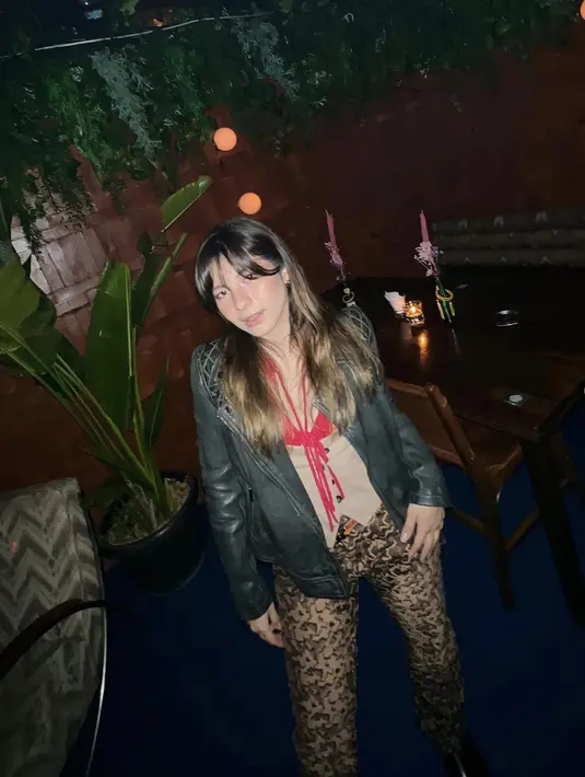 Bergaya ala rock dengan sentuhan kulit dan brokat, Shaloom hadirkan gaya romantis yang penuh pernyataan.  [Foto: Instagram/ sharazaaa]