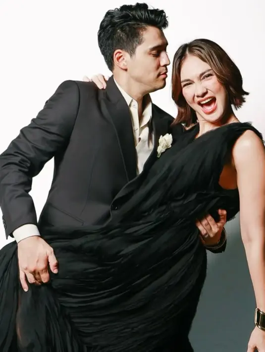 Maxime Bouttier jadi salah satu groomsmen mengenakan setelah hitam. Ia pun didampingi sang istri, Luna Maya dengan busana long dress hitam pleated sleeveless. [@rollportraits]