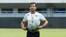 Pelatih Persib Bandung, Luis Milla, memimpin sesi latihan di Stadion Gelora Bandung Lautan Api (GBLA), Bandung, Selasa (11/10/2022). (Bola.com/M Iqbal Ichsan)