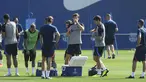 Bek Barcelona Spanyol Marcos Alonso (tengah) menghadiri sesi latihan di Ciudad Deportiva dekat Barcelona, Selasa (6/9/2022).  Barcelona akan ditantang Viktoria Plzen pada matchday 1 Grup C Liga Champions 2022/2023, Kamis 8 September 2022 dini hari WIB. (Photo by Josep LAGO / AFP)