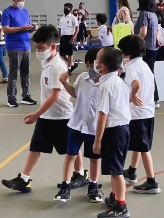 Gaya Rafathar bermain dengan teman-temannya di sekolah. (Foto: Instagram/@chevirgo)