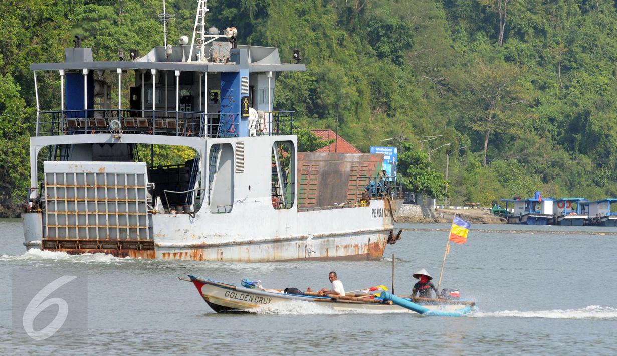 Kapal Pengayoman membawa truk berisikan logistik menyeberang menuju Pulau Nusakambangan melalui dermaga Wijayapura, Cilacap, Jateng, Rabu (27/7). Sejumlah persiapan terus dilakukan menjelang eksekusi hukuman mati jilid III. (Liputan6.com/Helmi Afandi)