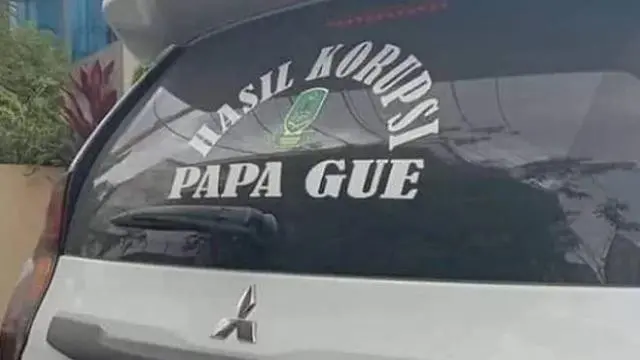 Tulisan nyeleneh di bodi mobil (ist)