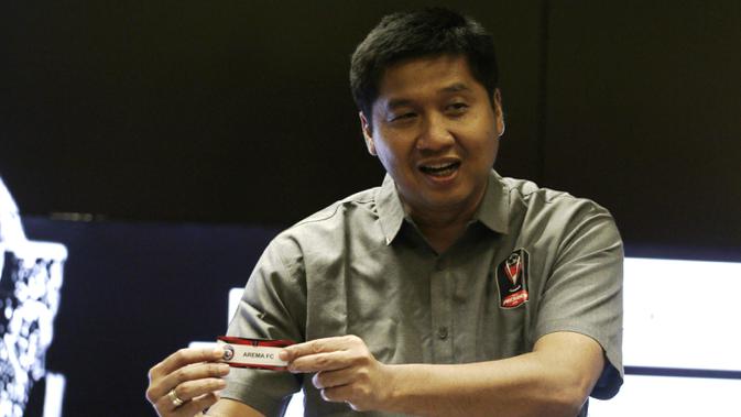 Ketua Steering Committee Maruarar Sirait, menunjukan hasil drawing perempat final Piala Presiden 2019 di Ruang Media SUGBK, Jakarta, Selasa (19/3). Pertandingan akan berlangsung pada 29-31 Maret mendatang. (Bola.com/Yoppy Renato)