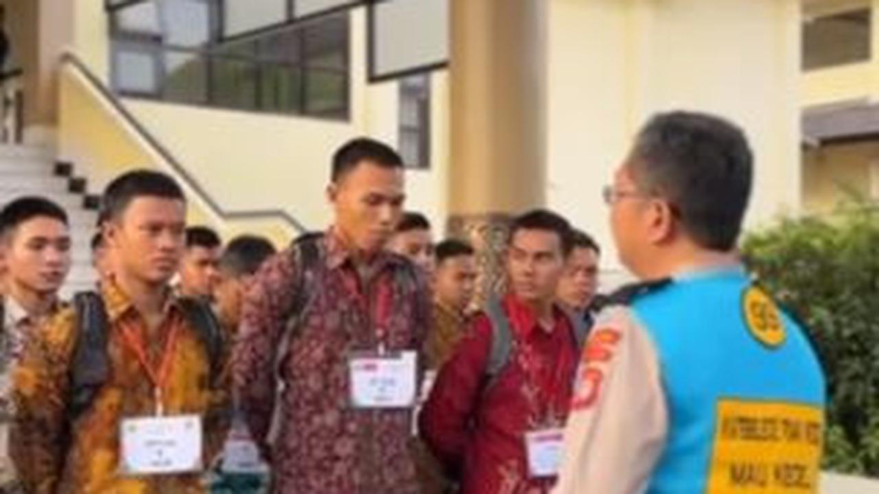 Selayaknya beberapa anak muda yang nampak dalam video singkat unggahan akun Instagram @sdm.poldadiy beberapa waktu lalu.