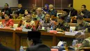 Menteri Agama Lukman Hakim Saifuddin, (ketiga kiri), Nila Djuwita F.Moeloek (kiri), Ignasius Jonan (kanan), mengikuti rapat kerja bersama Komisi VIII, Jakarta, Selasa (27/1/2015). (Liputan6.com/Andrian M Tunay)