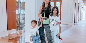 Ayu Dewi memiliki gaya fashion yang bisa jadi panutan dan inspirasi di segala kesempatan. Kerap bergaya casual, ia menyiratkan gaya sporty yang jadi panutan. [Foto: Instagram/ AyuDewi]