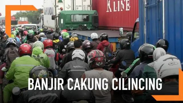 Hujan deras membuat jalanan Cakung menuju Cilincing macet parah. Warga tidak bisa melalui jalanan karena kendaraan banyak yang menepi.