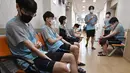 Pemuda Korea Selatan mengambil bagian dalam pemeriksaan kesehatan untuk wajib militer, saat negara itu mengharuskan hampir semua warga negara laki-lakinya yang berbadan sehat untuk melayani militer, di Administrasi Tenaga Kerja Militer Daerah Seoul di Seoul pada 7 Februari 2022. (Jung Yeon-je/AFP)