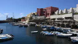 Pemandangan Pulau Ventotene di Lazio, Italia, Minggu (14/6/2020). Pulau Ventotene merupakan salah satu dari Kepulauan Pontine di Italia dan merupakan sisa-sisa dari sebuah gunung api purba. (Xinhua/Alberto Lingria)