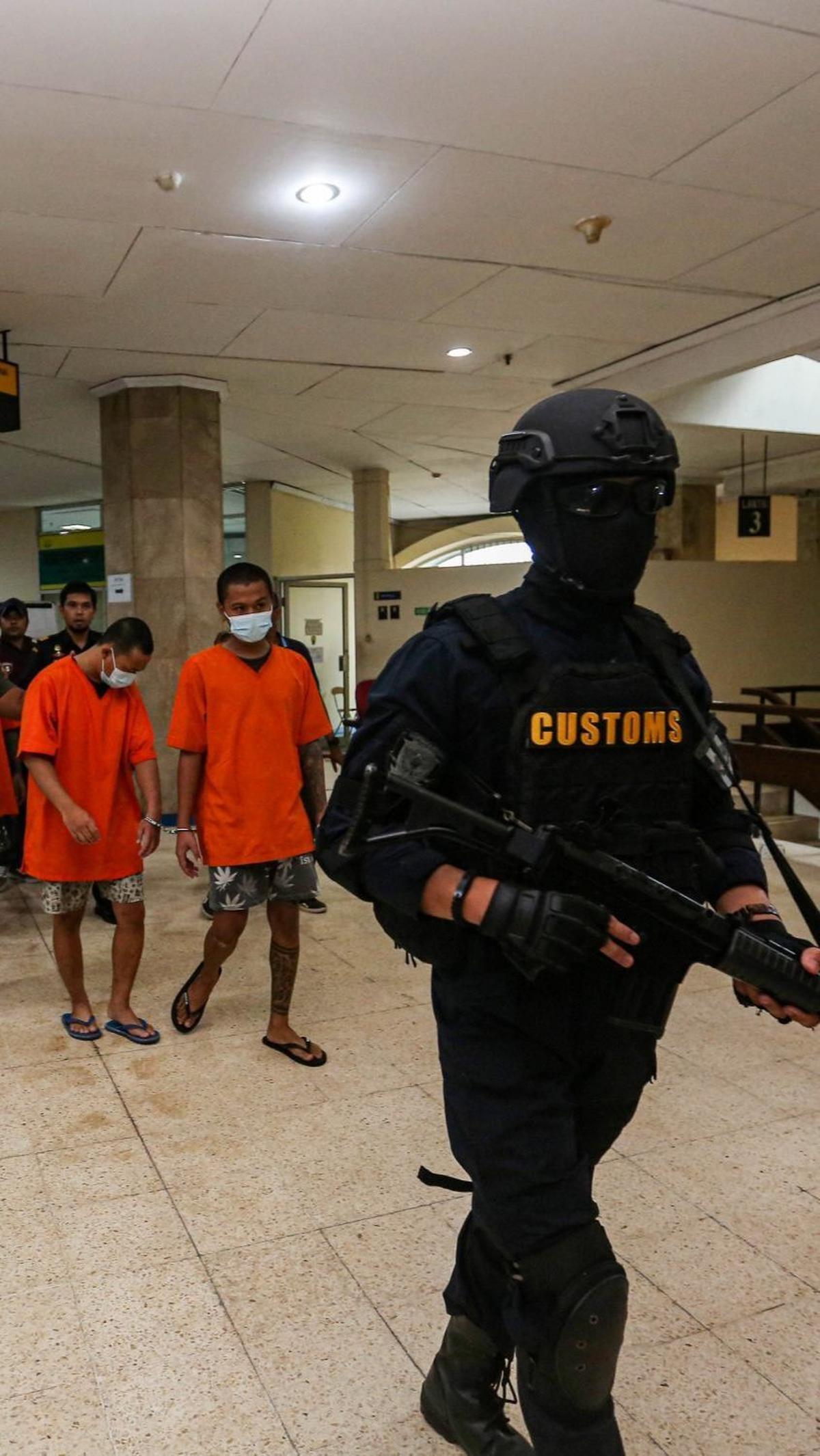 Para tersangka jaringan penyelundupan narkotika jenis ekstasi saat akan dihadirkan dalam konpers di Bea Cukai Pasar Baru, Jakarta, Rabu (08/04/2024). Foto: liputan6.com / Angga Yuniar