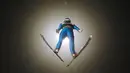 Seorang atlet ski sedang berlatih di nomor Ski Jumping HS 142 jelang Kejuaraan Dunia Ski Jumping di Kuusamo, Finlandia, (28/11/2015). (EPA/Pekka Sipola)