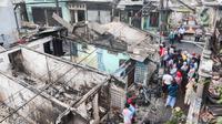 Suasana pemukiman warga hangus terbakar dampak kebakaran Depo Pertamina Plumpang di Jalan Koramil, Rawa Badak, Jakarta, Sabtu (4/3/2023). Saat terjadi ledakan disusul kebakaran hebat, warga mencium bau gas yang sangat menyengat. (Liputan6.com/Herman Zakharia)