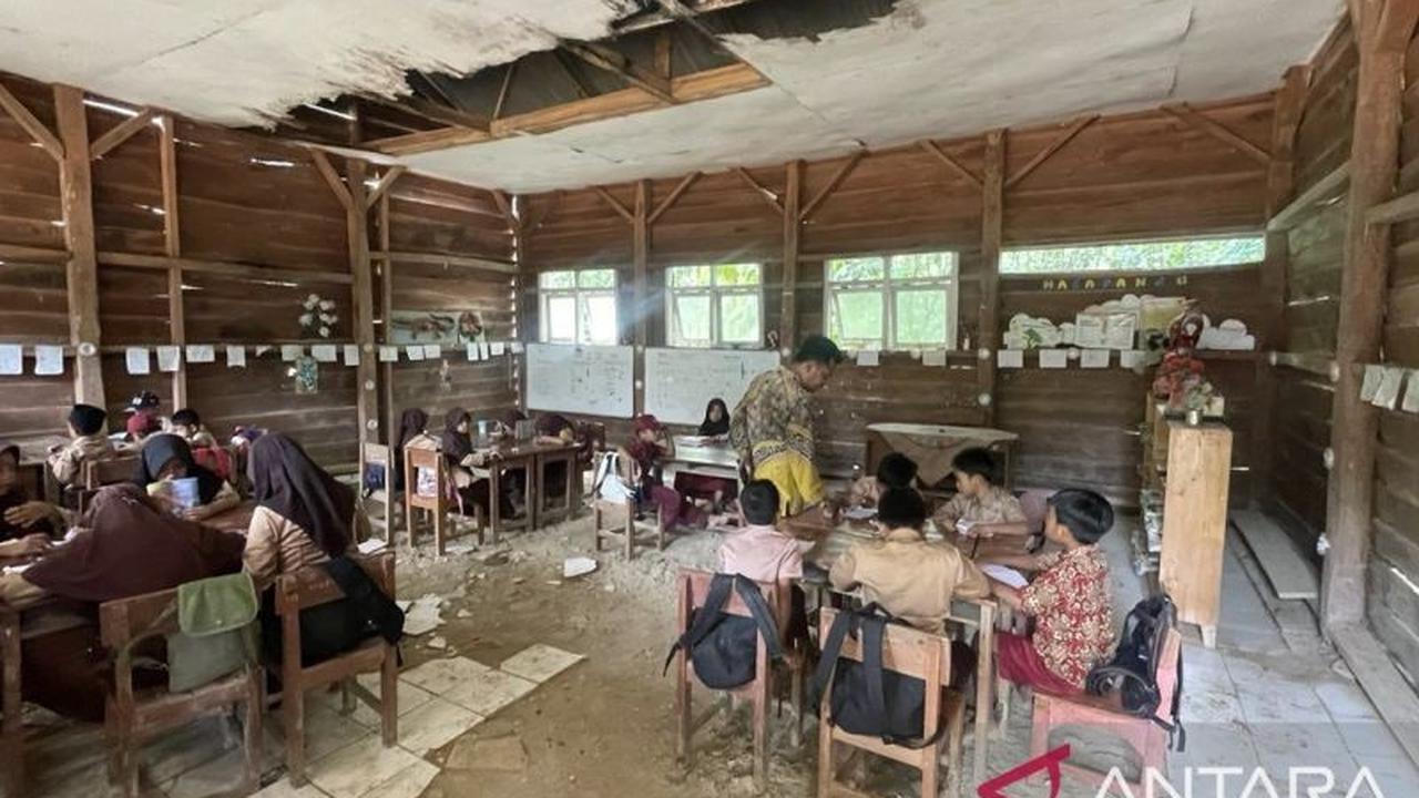 Dedikasi Tanpa Batas: Kisah Inspiratif Guru Pandeglang Armani Bertahan 17 Tahun di Tengah Keterbatasan