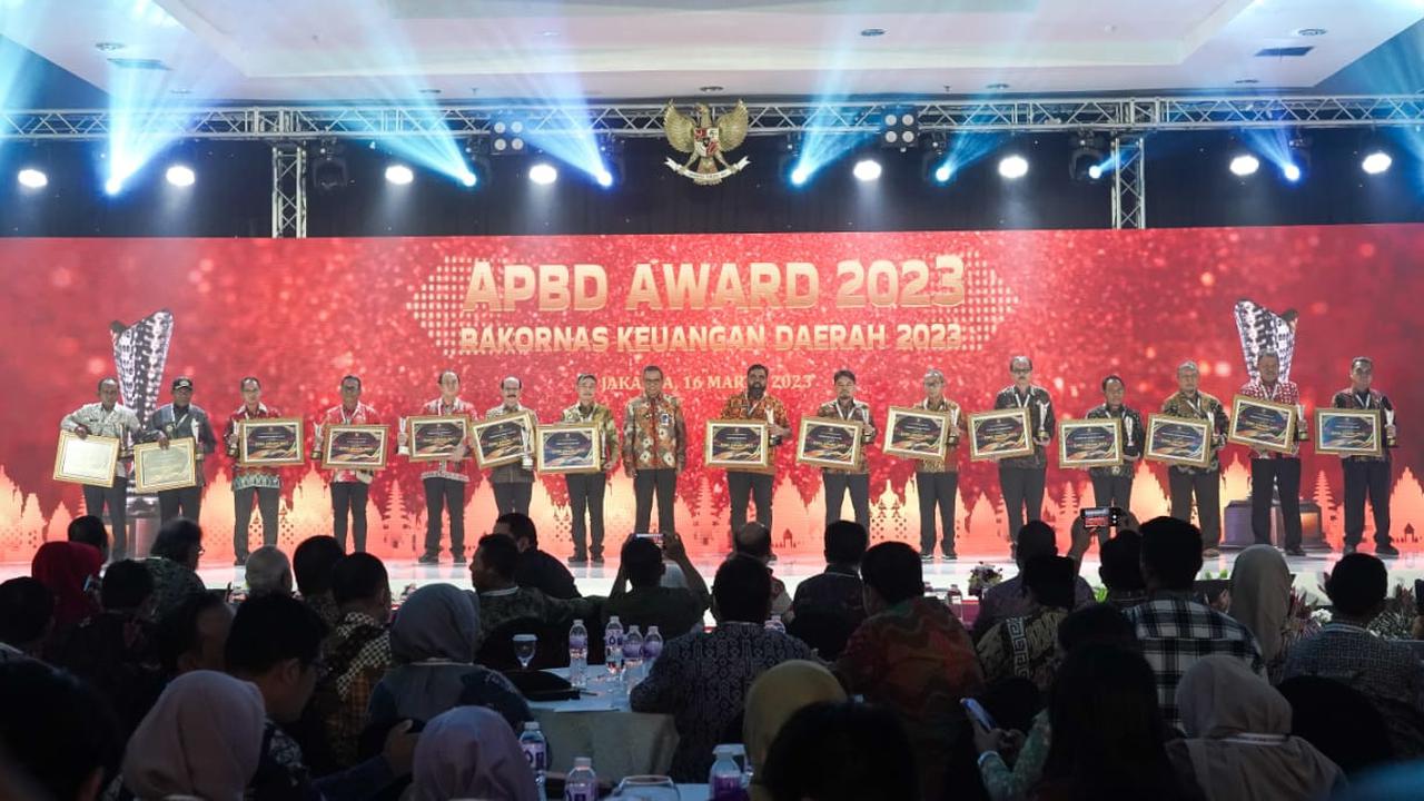 Pemkab Bojonegoro mendapatkan penghargaan realisasi PAD Tertinggi 2022 dari Kemendagri. (Istimewa)