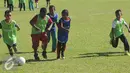Sejumlah anak berebut bola saat pelatihan singkat di Korem Manokwari Manokwari, Papua Barat, Selasa (16/8). Jelang perayaan HUT RI ke-71, PT Pertamina mengadakan pelatihan singkat dan laga trofeo di Manokwari. (Liputan6.com/Helmi Fithriansyah)