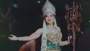 Berbalut kostum keagmen dari Adechan, Yura Yunita kenakan kostum tube dress full payet. Dress ini dipenuhi dengan ornamen rumit bernuansa emas dan hijau yang dipadu dengan kain hijau sepanjang 30 meter [@yurayunita]