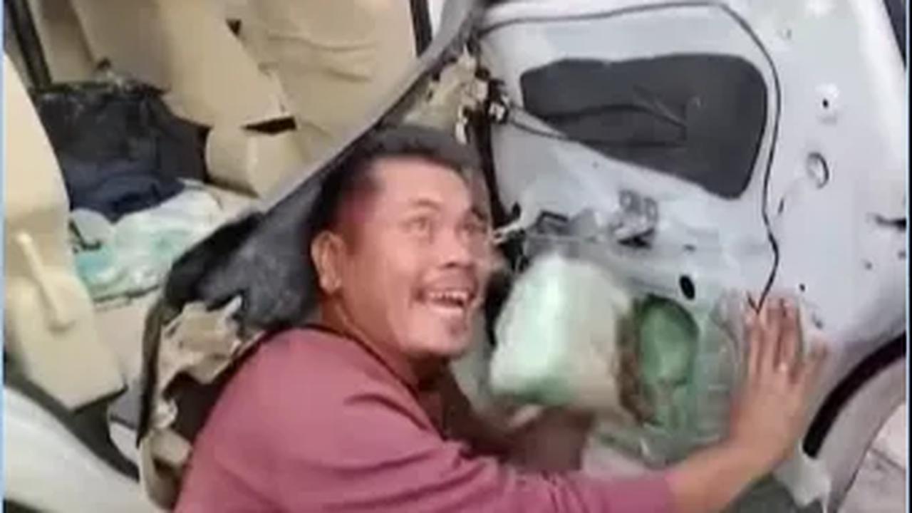 Seperti melansir dalam video unggahan laman Instagram akun @merindink, petugas polisi nampak membobol dasbor pintu mobil sebelah kanan.