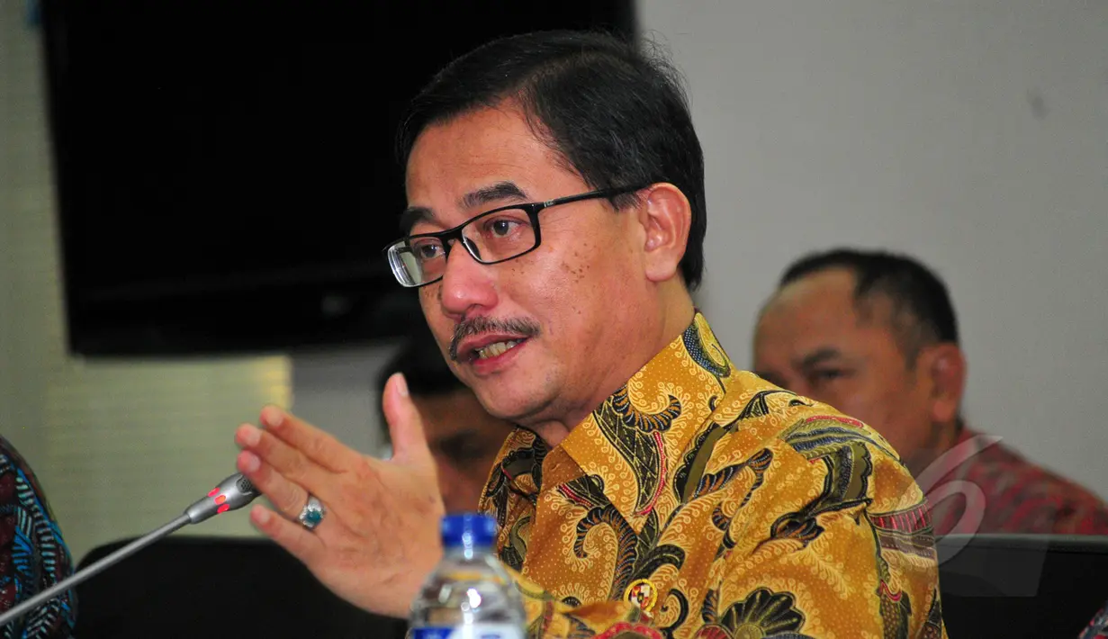 Menteri Agraria dan Tata Ruang Ferry Mursyidan Baldan mengikuti rapat dengan Komite I DPD RI di Komplek Parlemen Senayan, Jakarta, Rabu (15/4/2015). Rapat tersebut membahas usul revisi dan menyempurnakan UU tentang pertanahan. (Liputan6.com/Yoppy Renato)