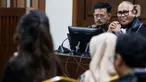 Mantan Menteri Pertanian, Syahrul Yasin Limpo (kiri hadap kamera) saat menjalani sidang lanjutan kasus dugaan pemerasan dan gratifikasi di lingkungan Kementerian Pertanian (Kementan) di Pengadilan Tipikor, Jakarta, Senin (27/5/2024). (Liputan6.com/Herman Zakharia)
